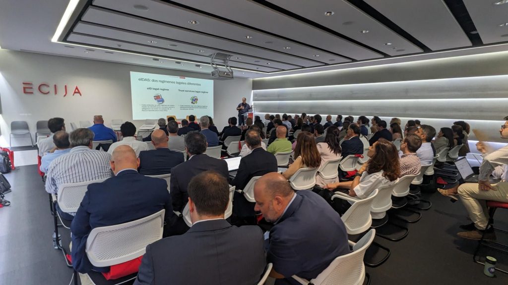 SAla de conferencias de Ecija abogados, con pleno de asistentes., 