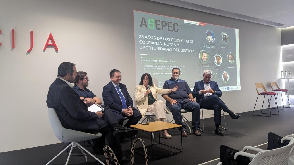 Mesa del panel de expertos. Ramiro Muñoz, Paloma Llaneza, Lluís Alfons, Nacho Aramillo, Julian Inza, Alfonso Hurtado y Raul Rubio.